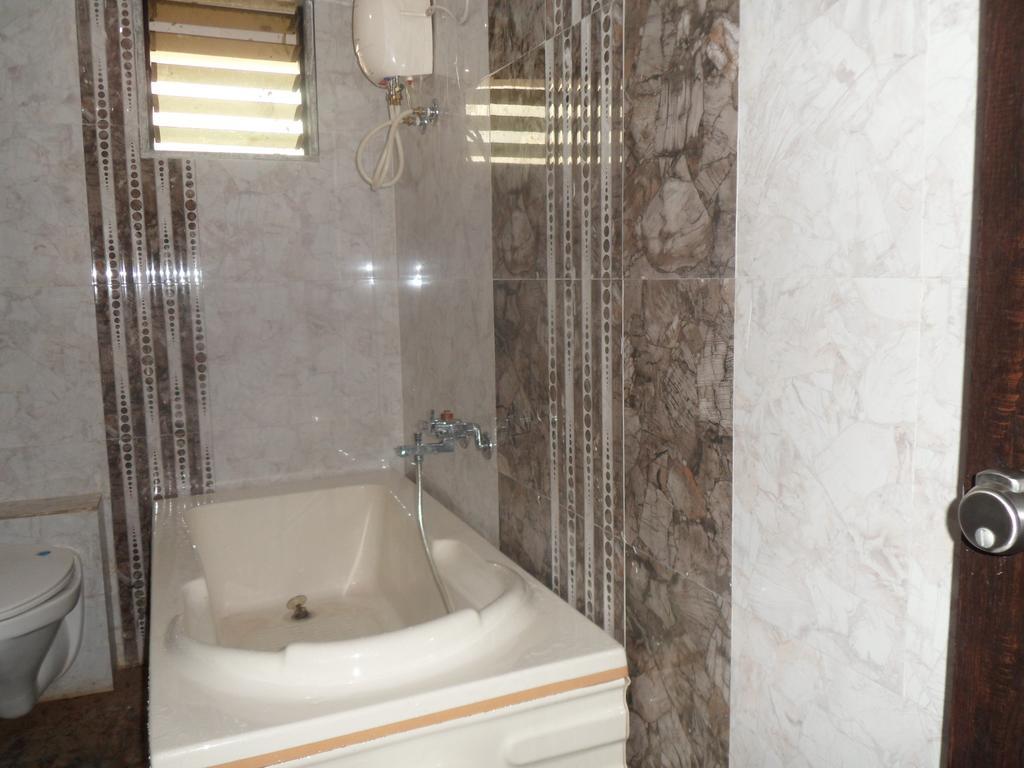 Hotel Canada Palace Watuwa Стая снимка