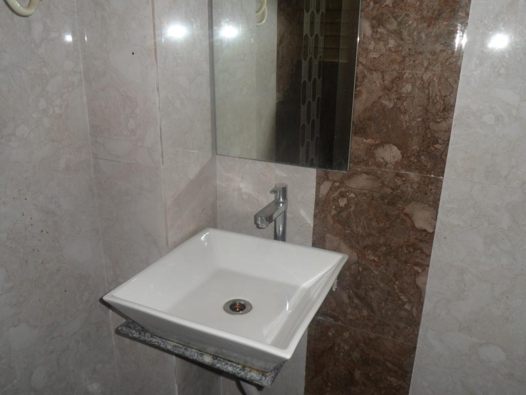 Hotel Canada Palace Watuwa Екстериор снимка