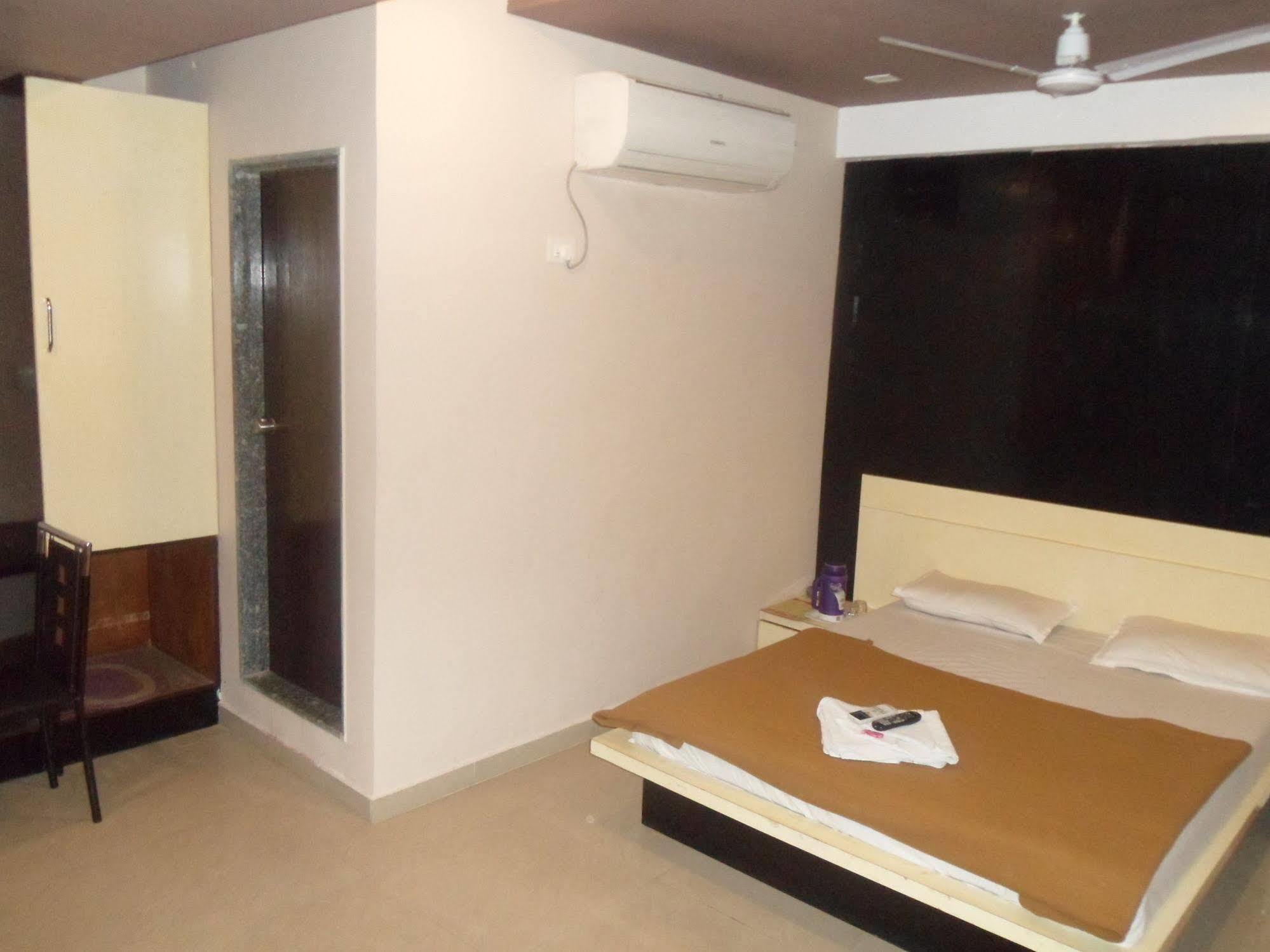 Hotel Canada Palace Watuwa Екстериор снимка